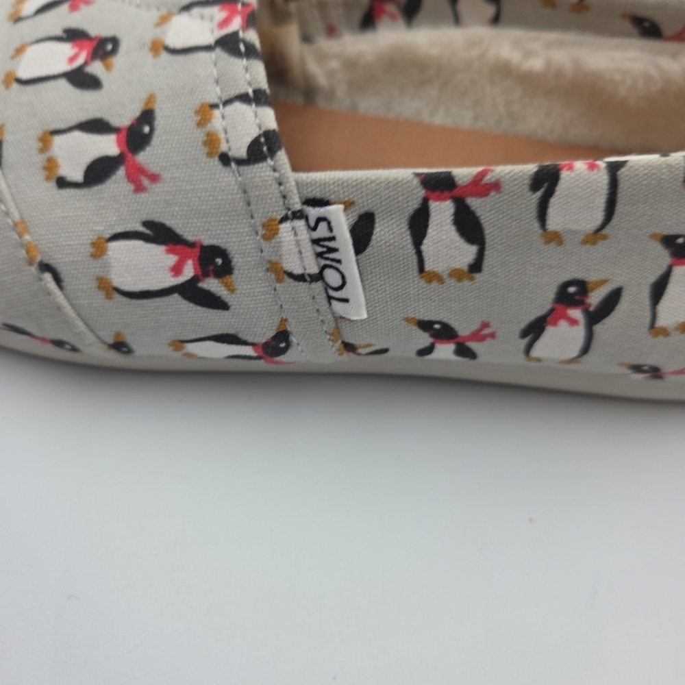 TOMS Alpargata Sz 7.5 Faux Fur Sherpa Lined Slip On Shoes Penquin Red Scarf EUC - Picture 5 of 8